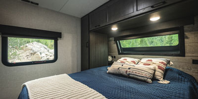 2025 Venture RV Stratus SR241VRK Travel Trailer Interior 01333