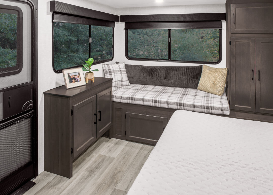 2026 Venture RV Stratus SR282VFD Travel Trailer Bedroom Bench Seat