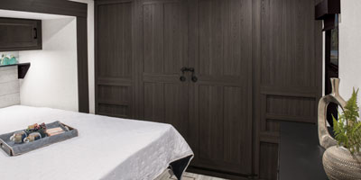 2026 Venture RV Stratus SR302VBH Travel Trailer Bedroom Closet Closed