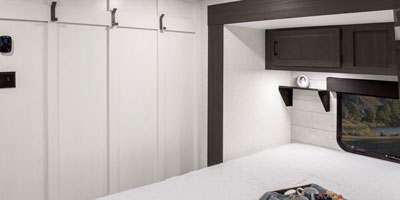 2026 Venture RV Stratus SR302VBH Travel Trailer Bedroom Hangers