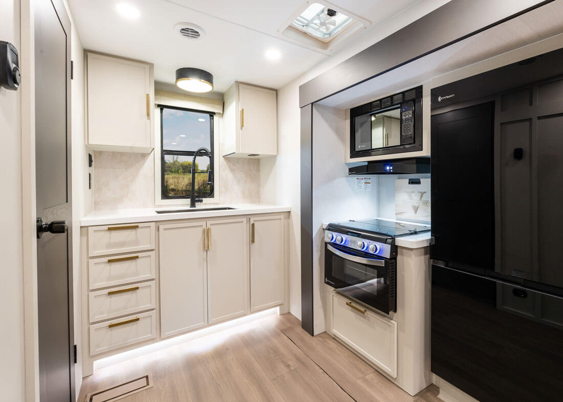2027 Venture RV Stratus SR231VRK Travel Trailer Kitchen